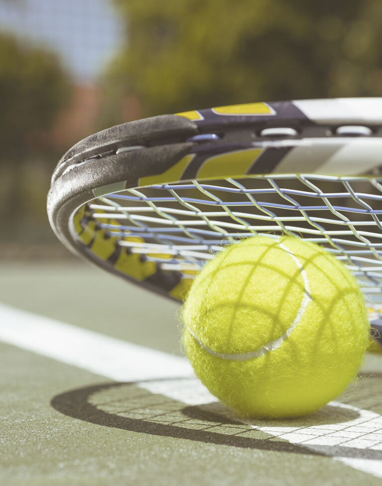 Nahhaufnahme Tennisschläger und Tennisball auf Spielfeld