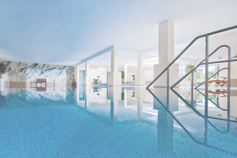 Schwimmbad Blick über das Indoor Schwimmbad und das Kinderbecken im Sporthotel Grafenwald
